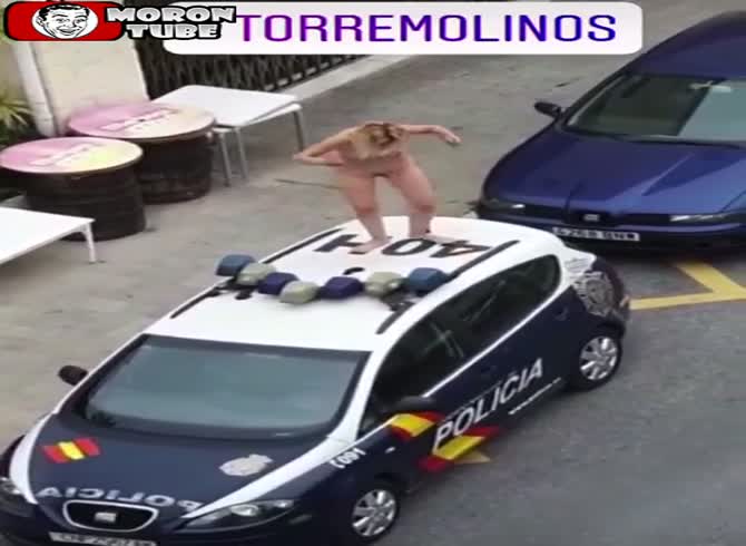Video :Confinement and coronavirus - She panics and climbs on a police car nude